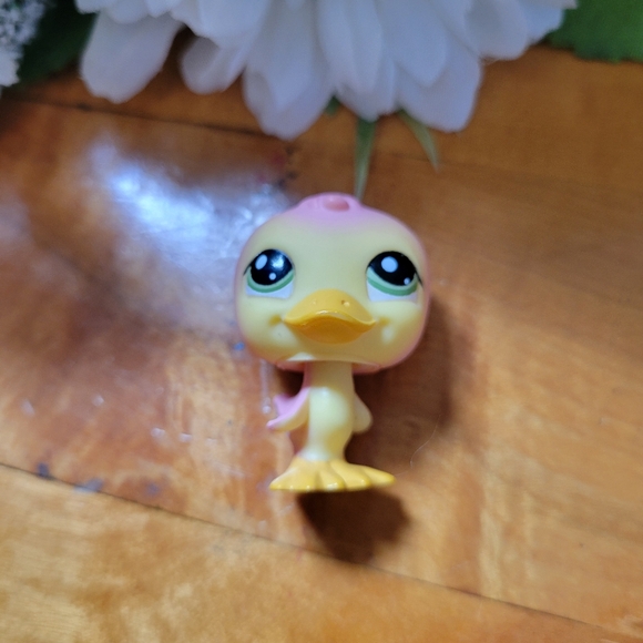 Littlest Pet Shop LPS #1002 Duck Pink Yellow Duckling Green Eyes Bird 2008 - Picture 8 of 10